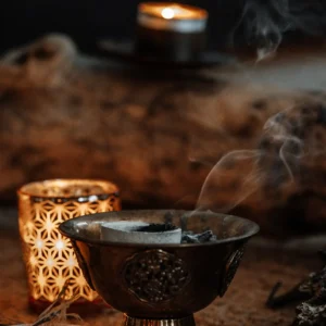 Aufsteigender Räucherrauch im Raunächte-Ritual
