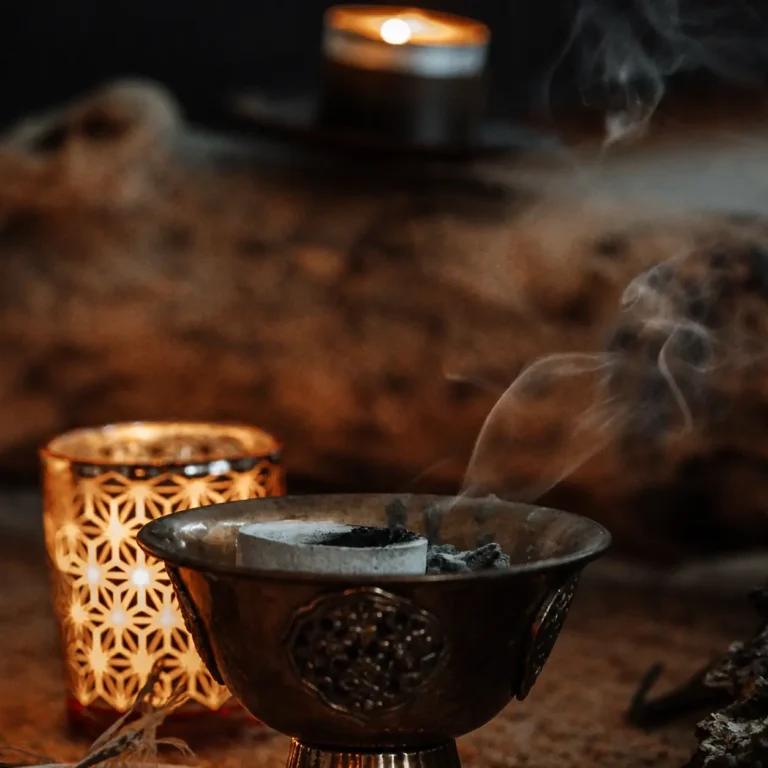 Aufsteigender Räucherrauch im Raunächte-Ritual