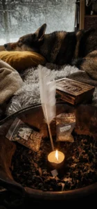 Wolfhund Archer ruht neben den Raunächte-Ritualmaterialien
