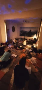 Teilnehmende beim stillen Schreiben im Raunächte-Workshop