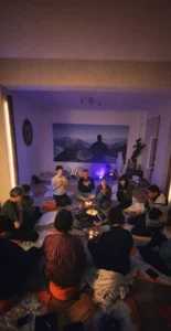 Meditationskreis im warmen Kerzenlicht der Raunächte