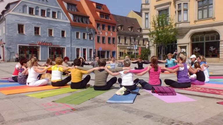 Yoga findet drinnen statt, doch auch mal in der Innenstadt