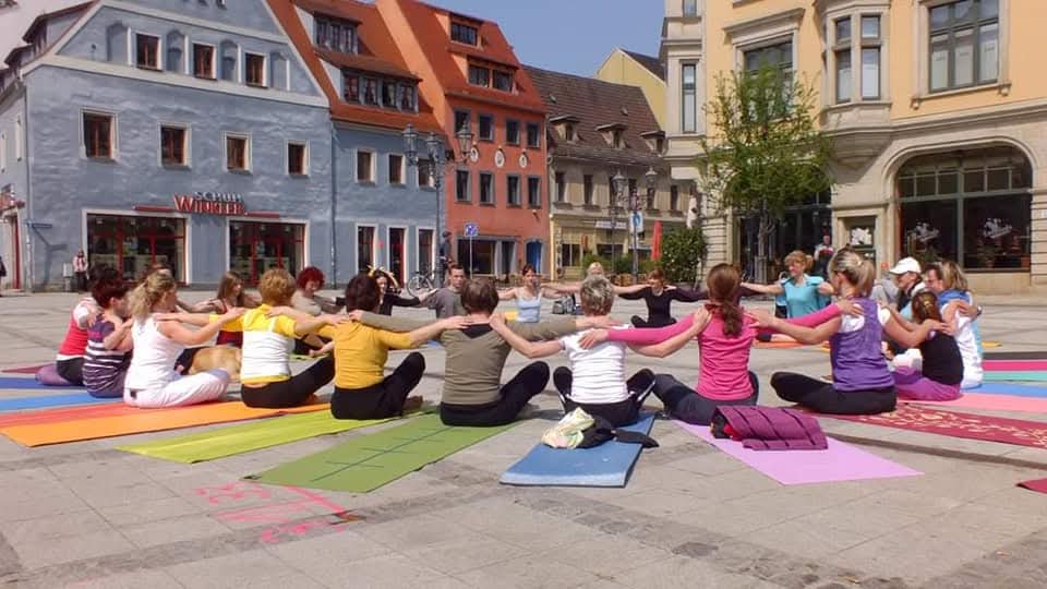Yoga findet drinnen statt, doch auch mal in der Innenstadt