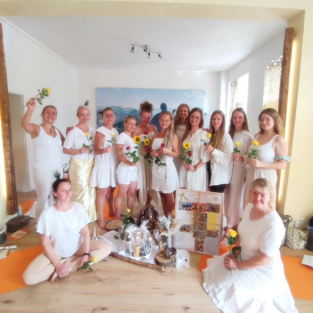 Gruppenfoto im Yogaraum