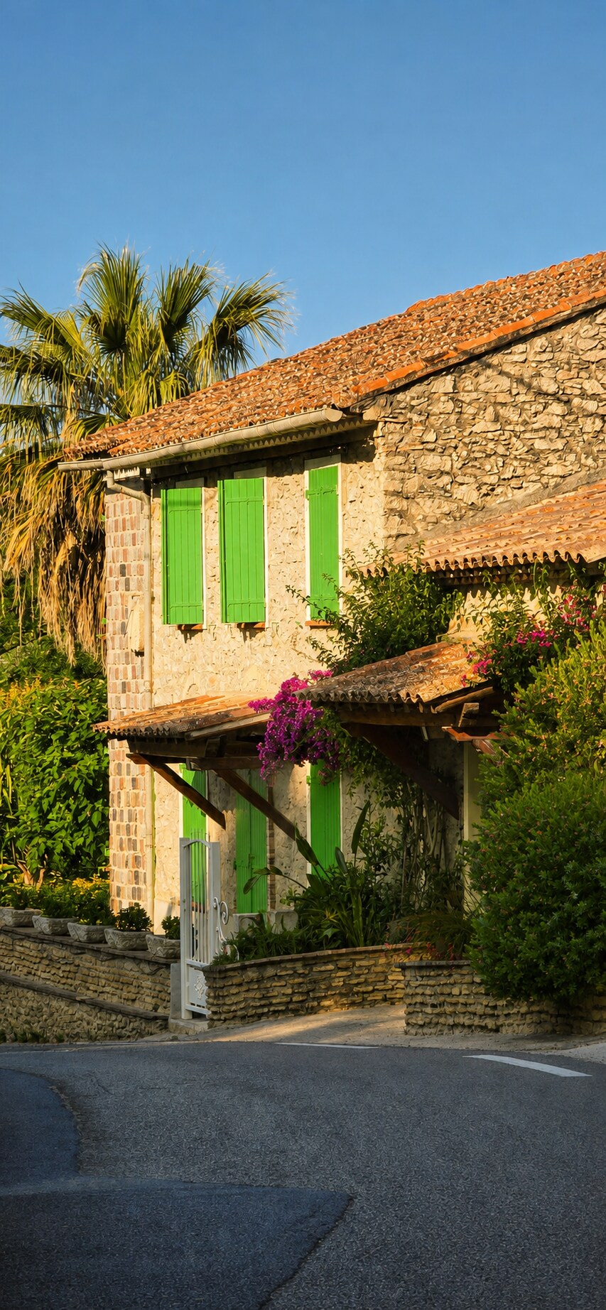 Südfranzösisches Natursteinhaus mit grünen Fensterläden