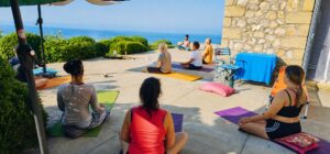 Gemeinsame Meditation auf der Sonnenterrasse mit Blick aufs Meer