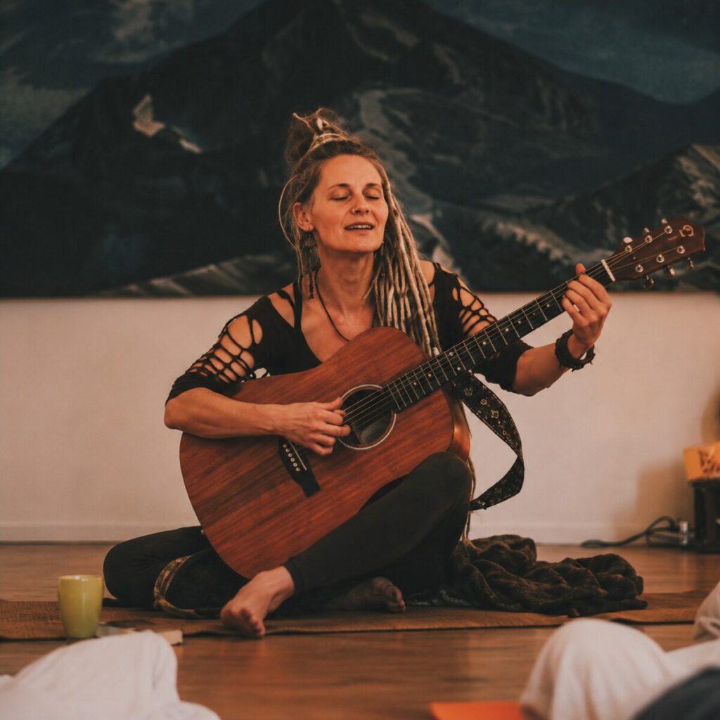 Mantra und Klang – Kerstin mit Gitarre im Mantra-Kreis