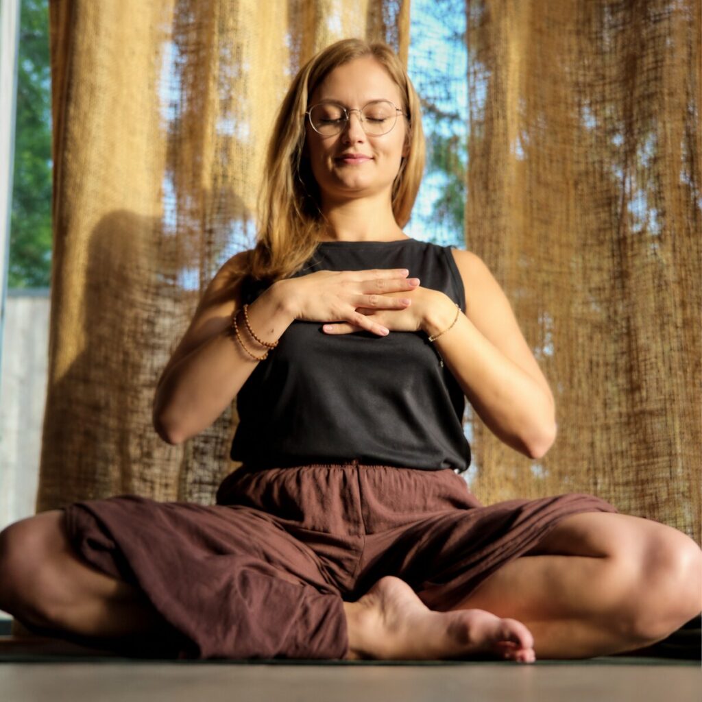 Yin Yoga – Dajana in ruhiger Praxis