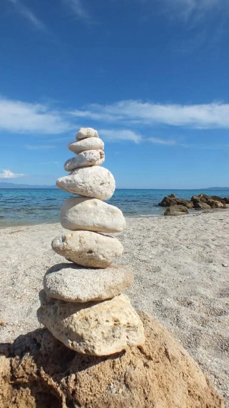 Aufeinandergestapelte Steine am Strand von Sardinien, historische Aufnahme von 2013