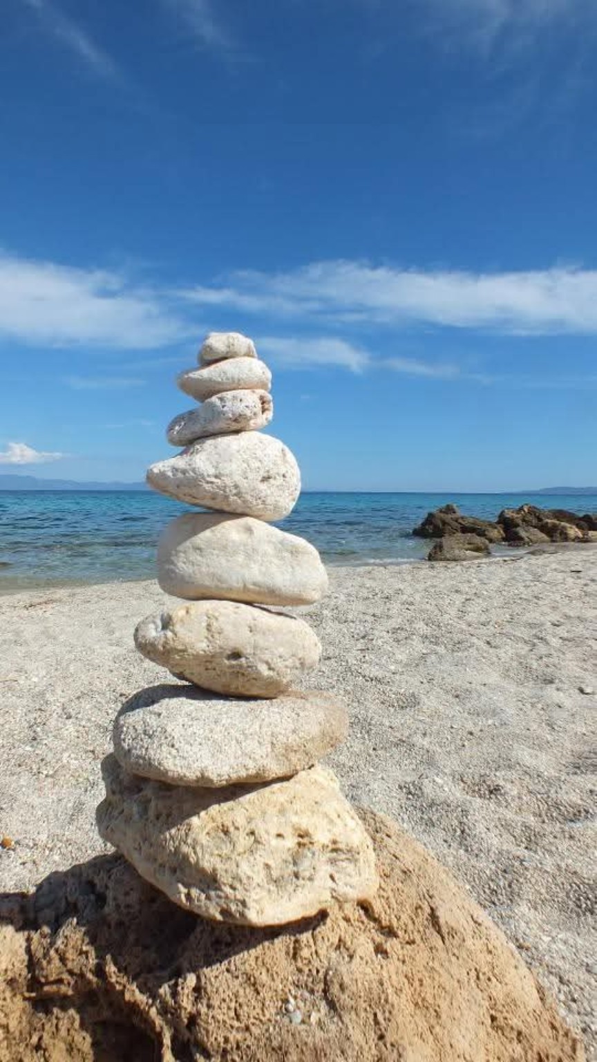 Aufeinandergestapelte Steine am Strand von Sardinien, historische Aufnahme von 2013