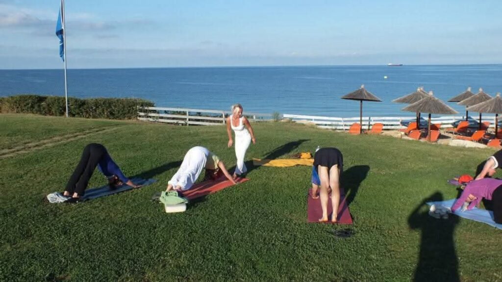 Yoga-Gruppe auf der Wiese am Meer auf Sardinien, historische Aufnahme von 2013
