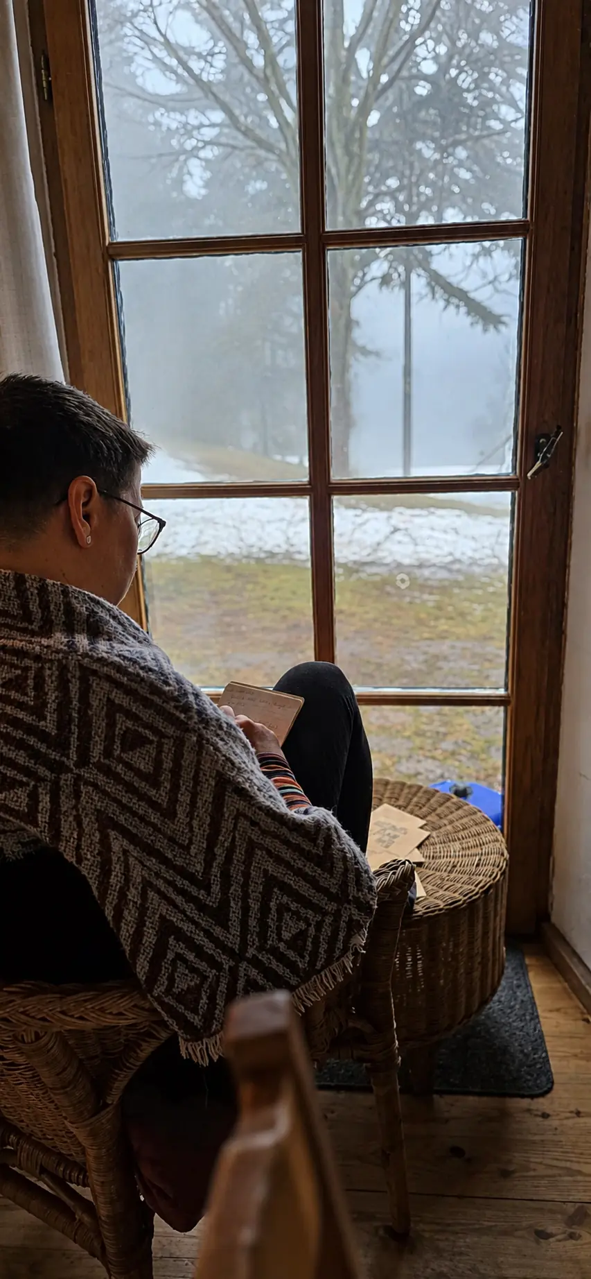Stiller Rückzug am Fenster mit Blick in die Winternatur