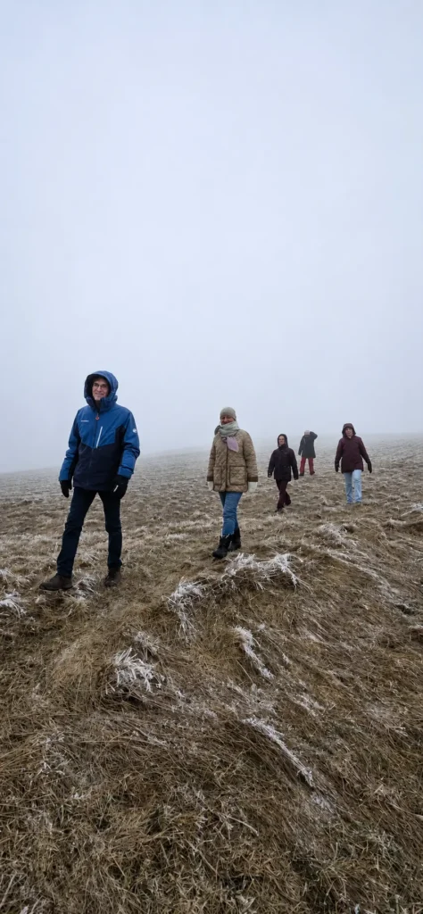 Retreat-Gruppe bei einer Wanderung durch die neblige Winterlandschaft