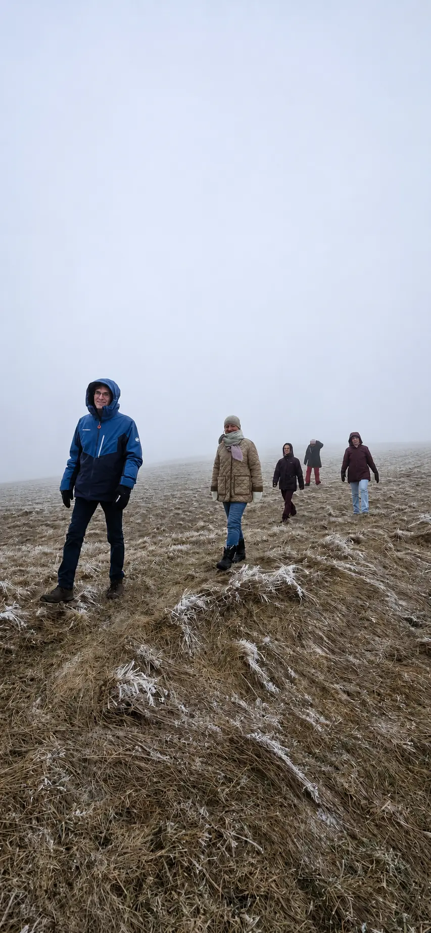 Retreat-Gruppe bei einer Wanderung durch die neblige Winterlandschaft