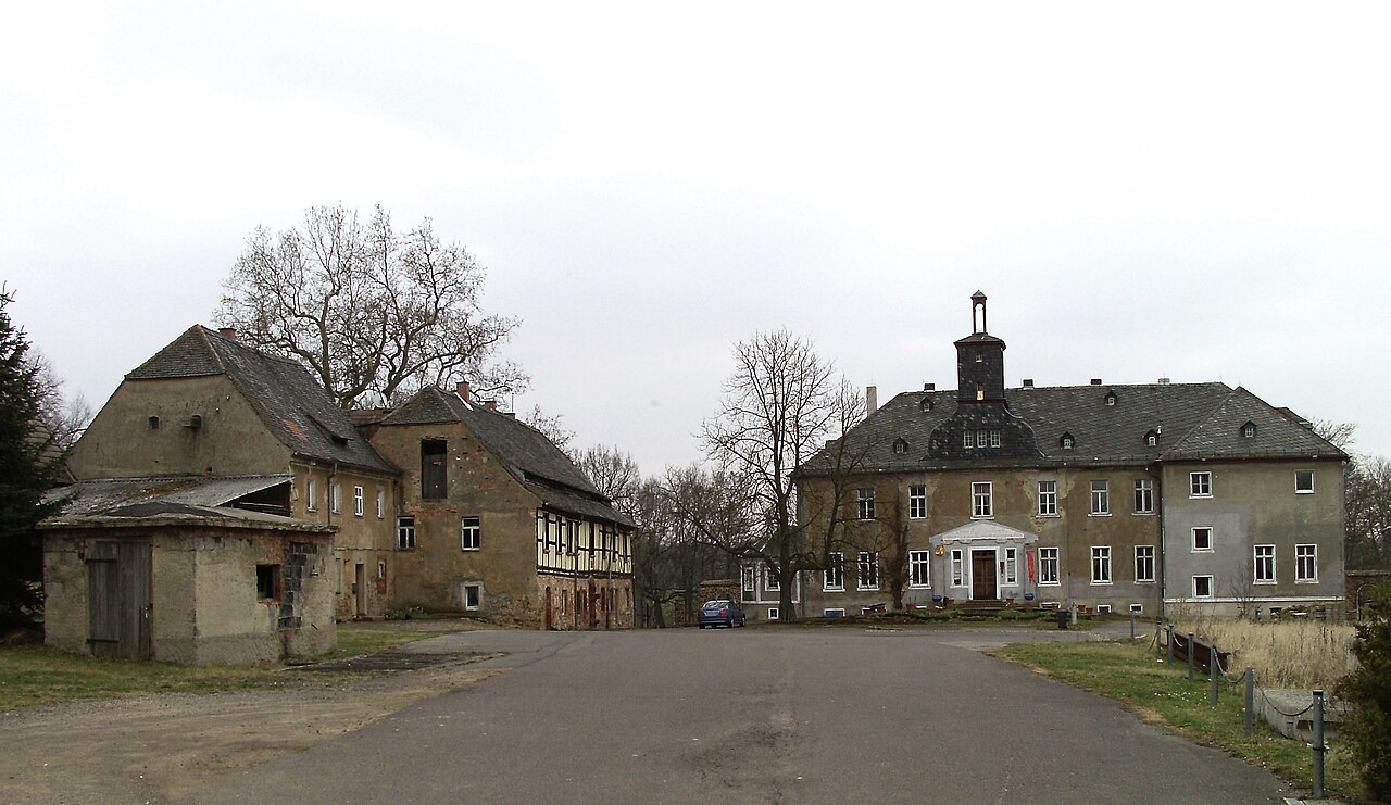 Hofansicht von Schloss Beucha und den historischen Wirtschaftsgebäuden